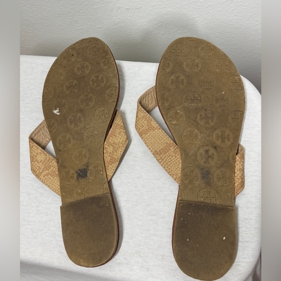 Tory Burch Women’s Flat Faux Snake Reptile Tan Logo Flat Thong Sandals Size 7.5 - Picture 8 of 13